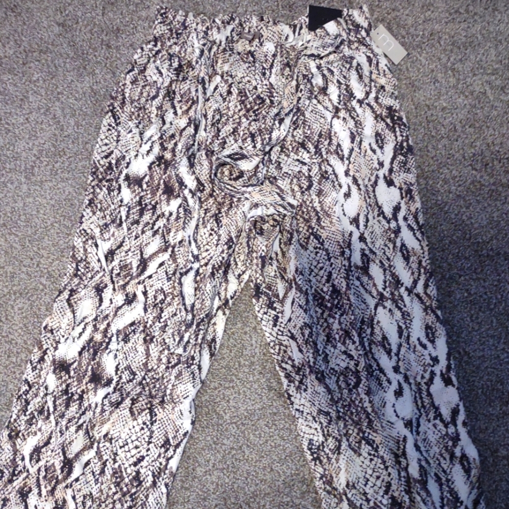Maurices NWT crop pants size M